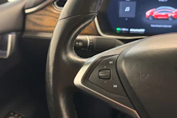 punainen Tesla Model X 2017 kuva 22.