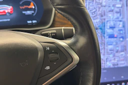 punainen Tesla Model X 2017 kuva 23.