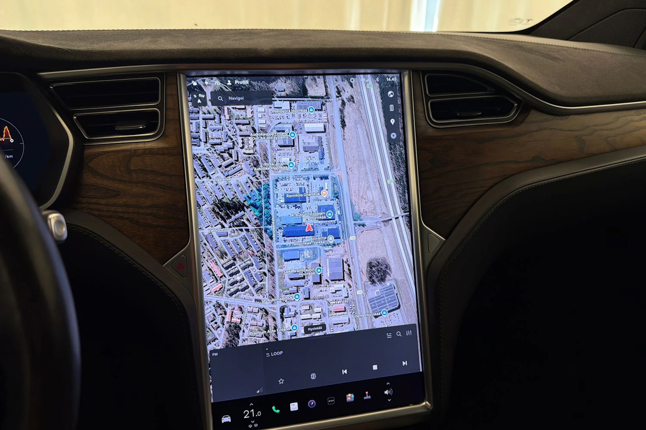 punainen Tesla Model X 2017 kuva 26.