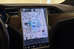 punainen Tesla Model X 2017 kuva 26.