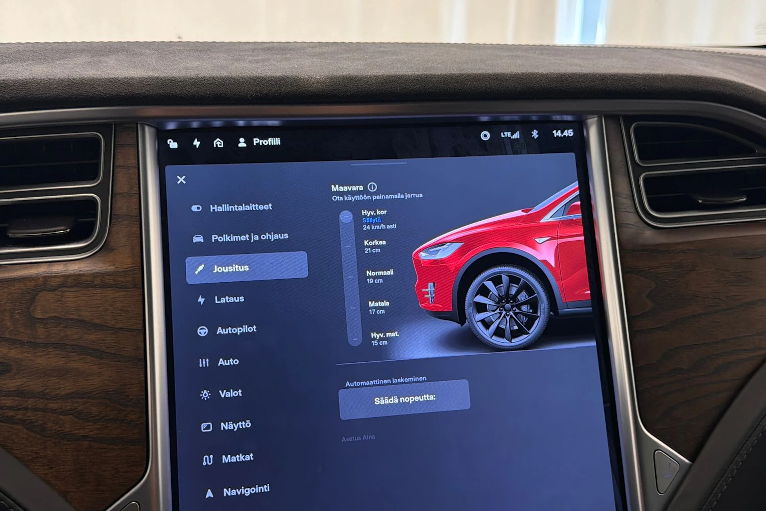 punainen Tesla Model X 2017 kuva 28.