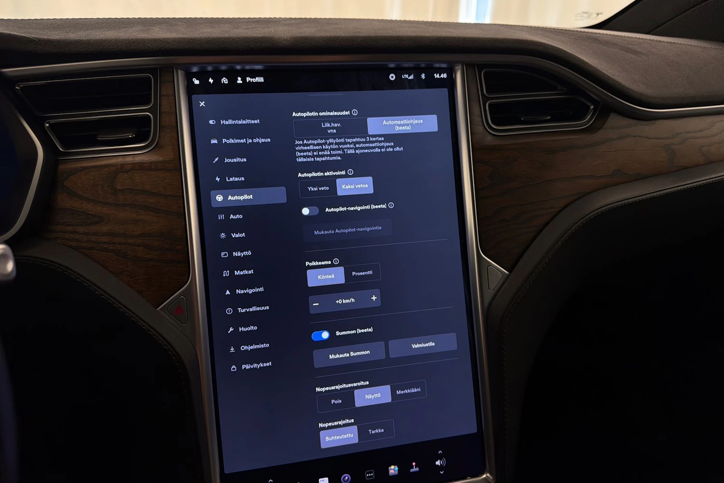 punainen Tesla Model X 2017 kuva 29.
