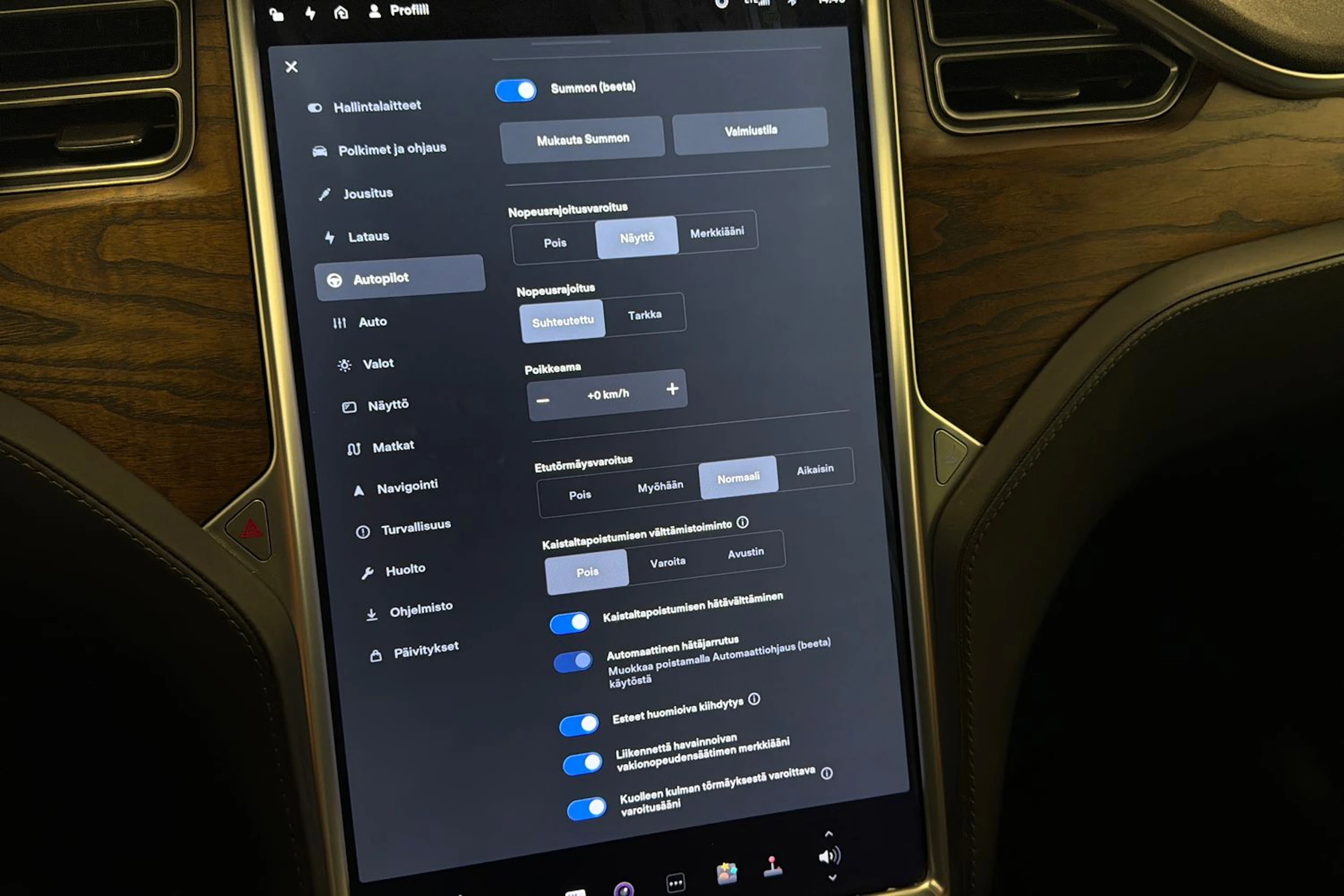 punainen Tesla Model X 2017 kuva 30.