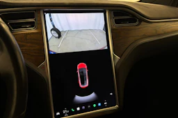 punainen Tesla Model X 2017 kuva 33.