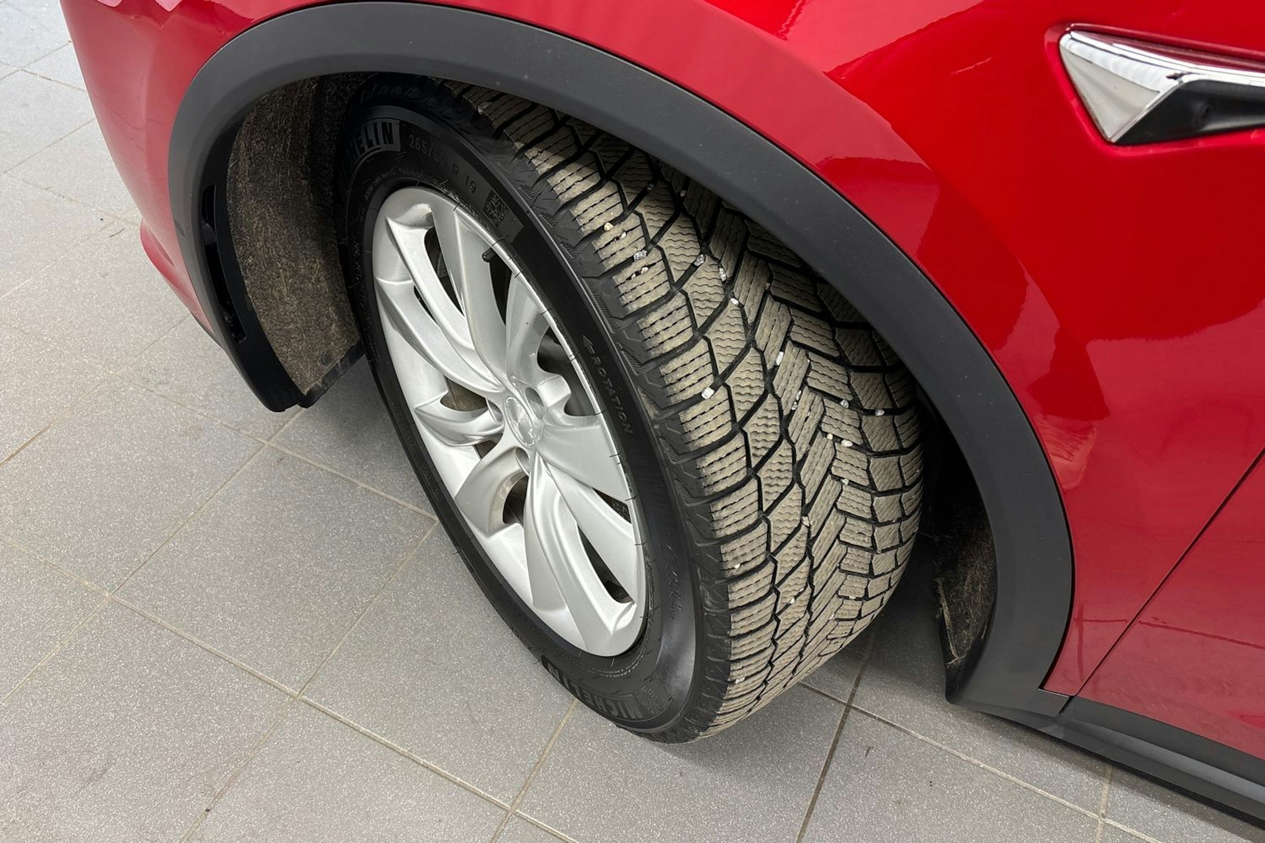 punainen Tesla Model X 2017 kuva 13.