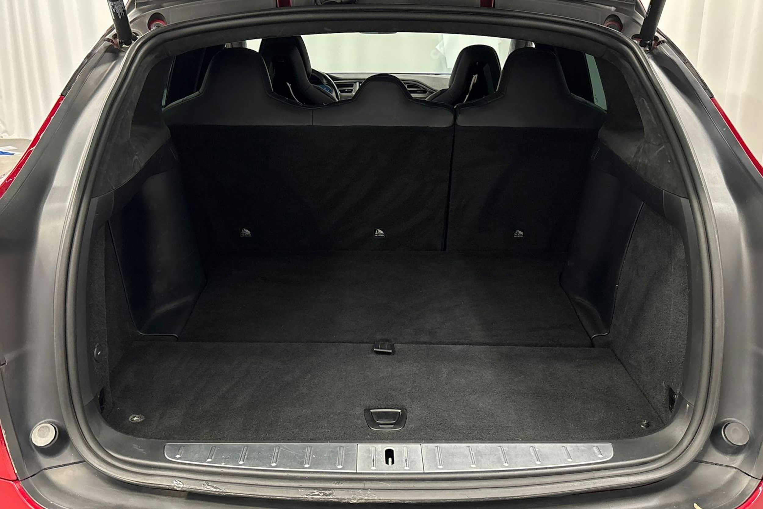 punainen Tesla Model X 2017 kuva 15.