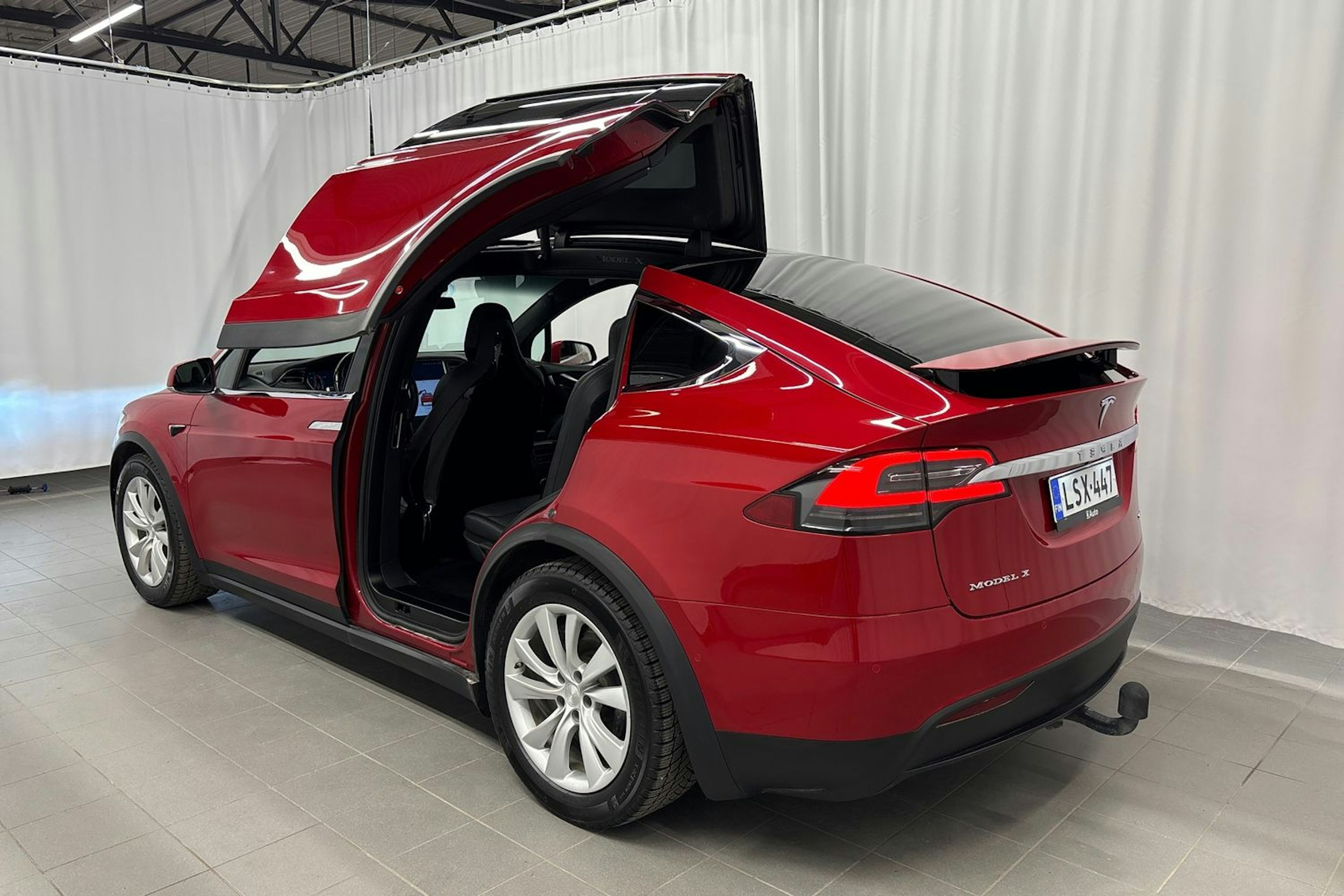punainen Tesla Model X 2017 kuva 18.