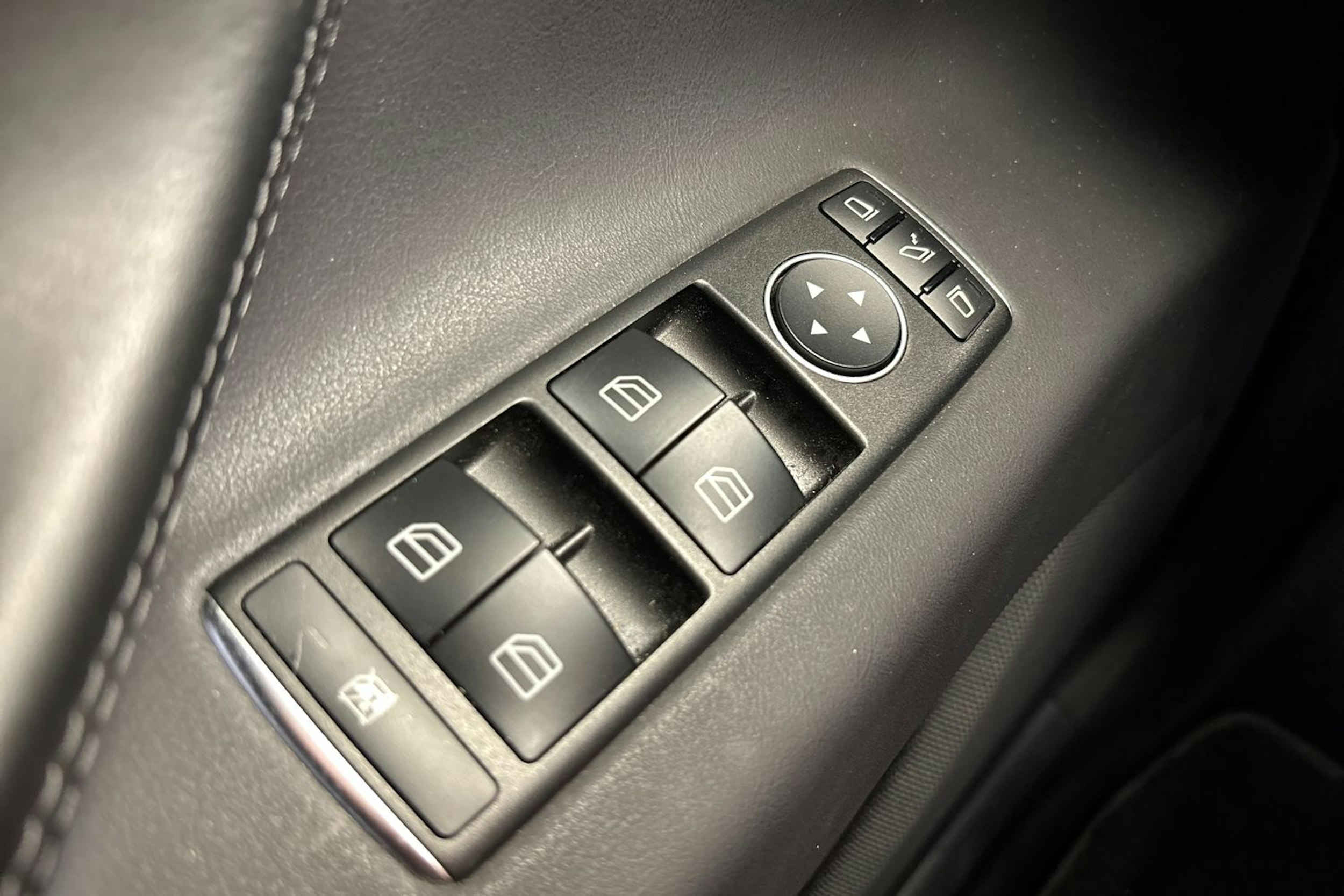 punainen Tesla Model X 2017 kuva 20.