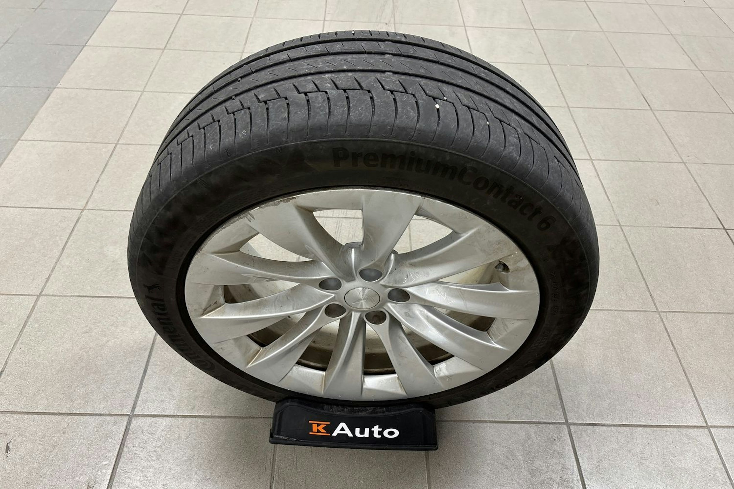 punainen Tesla Model X 2017 kuva 30.