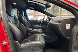 punainen Tesla Model X 2017 kuva 13.