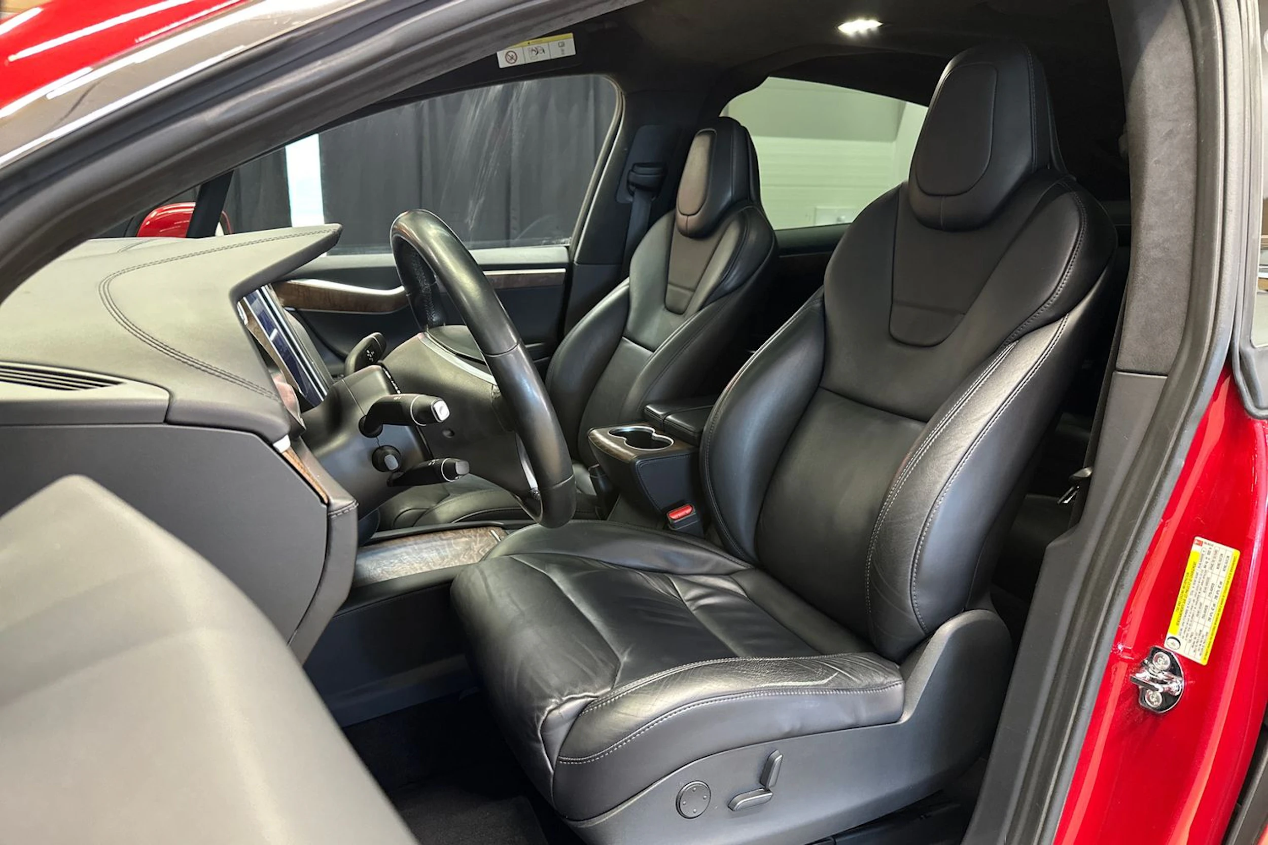 punainen Tesla Model X 2017 kuva 19.
