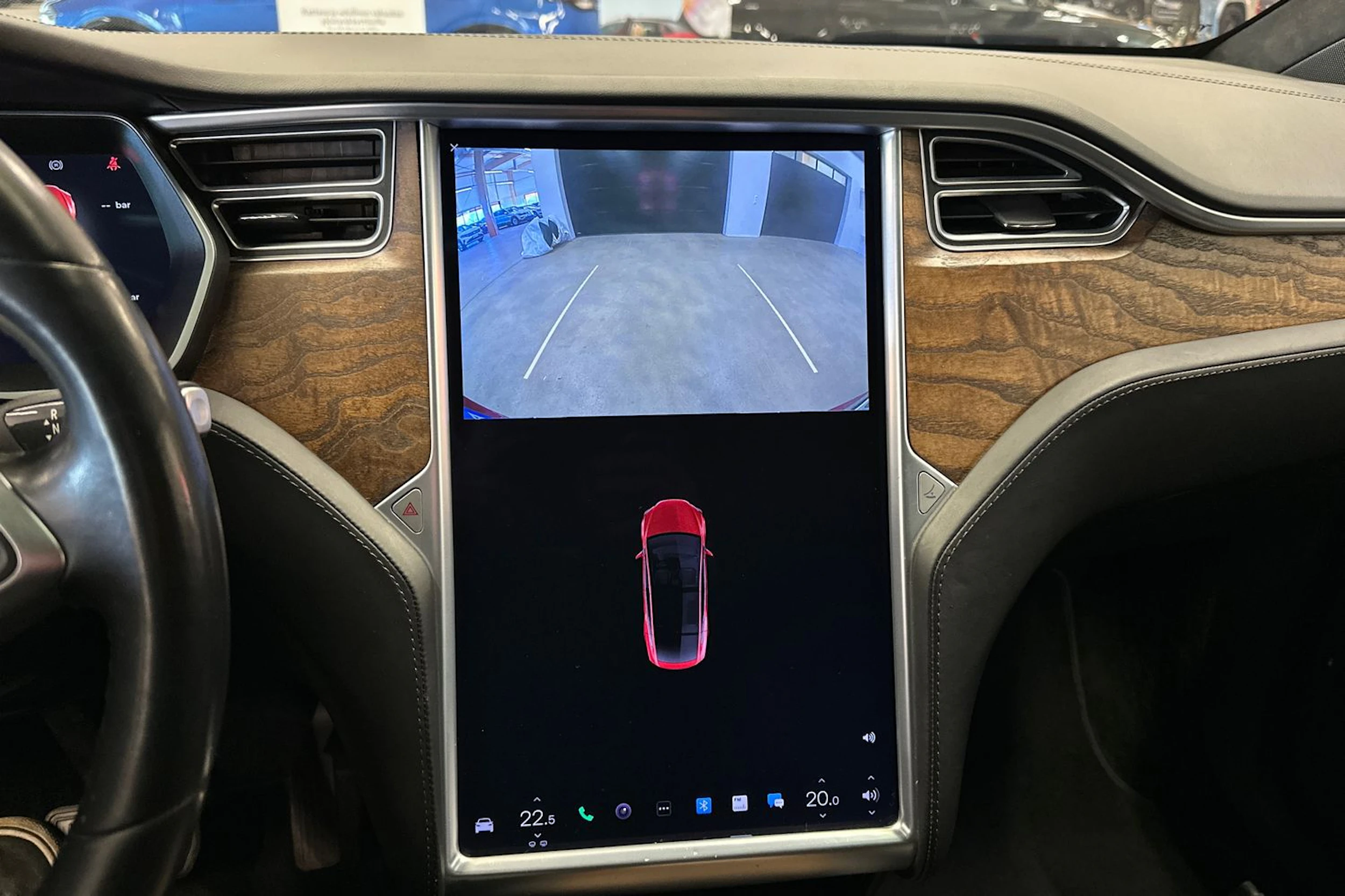 punainen Tesla Model X 2017 kuva 21.