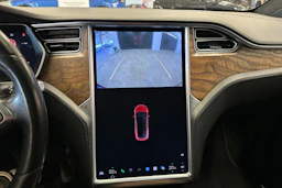 punainen Tesla Model X 2017 kuva 21.
