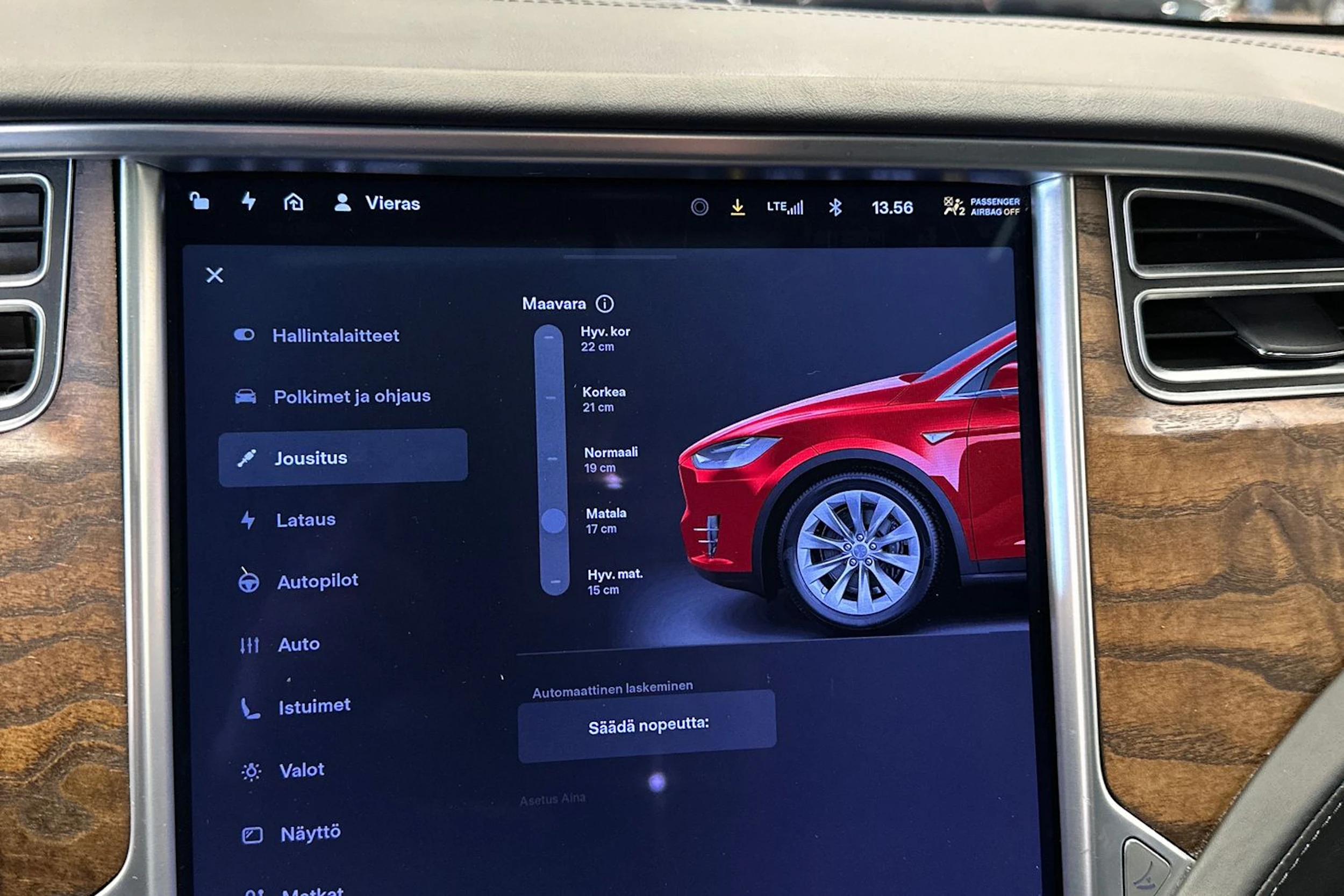 punainen Tesla Model X 2017 kuva 22.