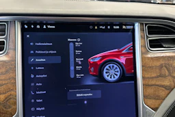 punainen Tesla Model X 2017 kuva 22.