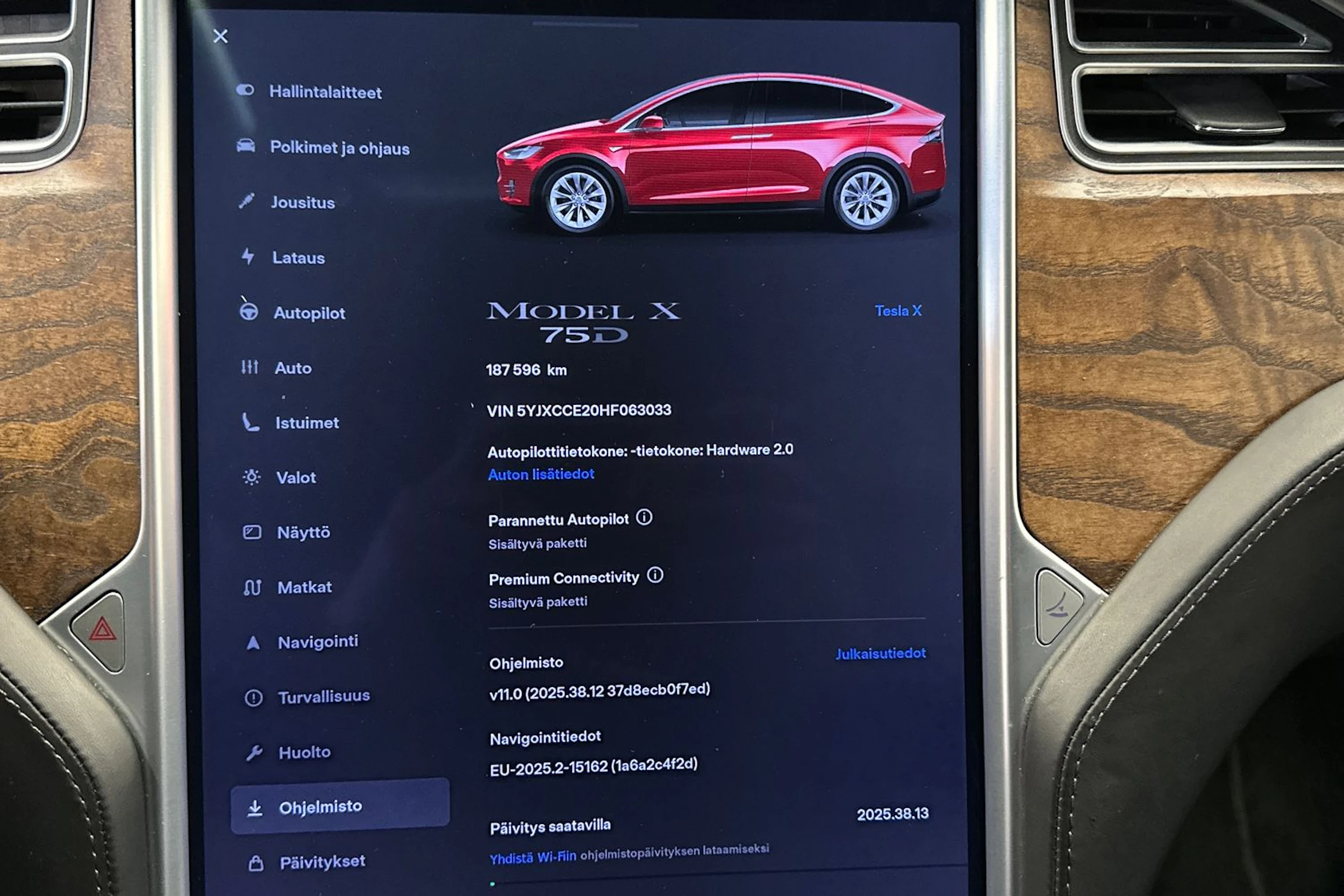 punainen Tesla Model X 2017 kuva 23.