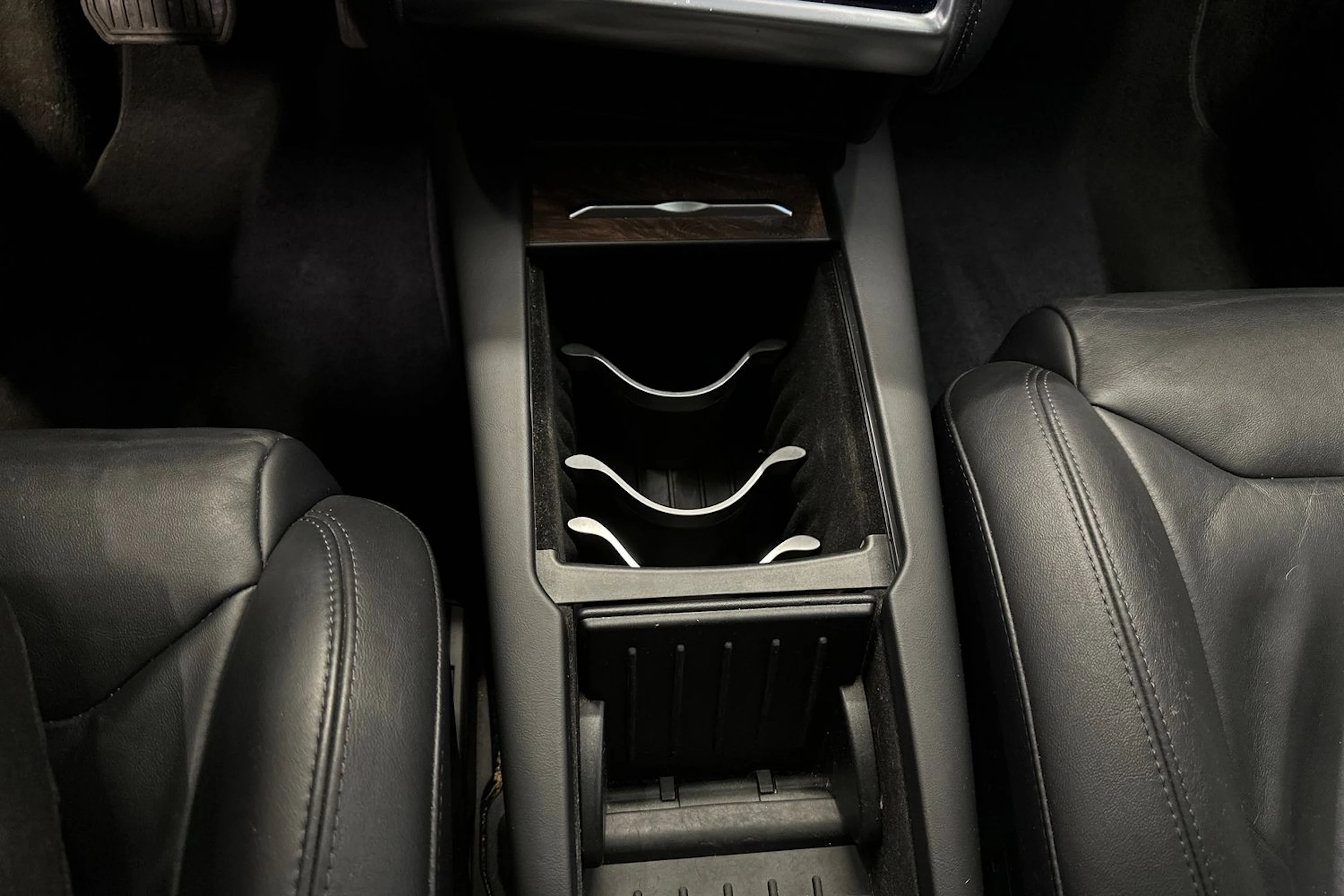 punainen Tesla Model X 2017 kuva 27.