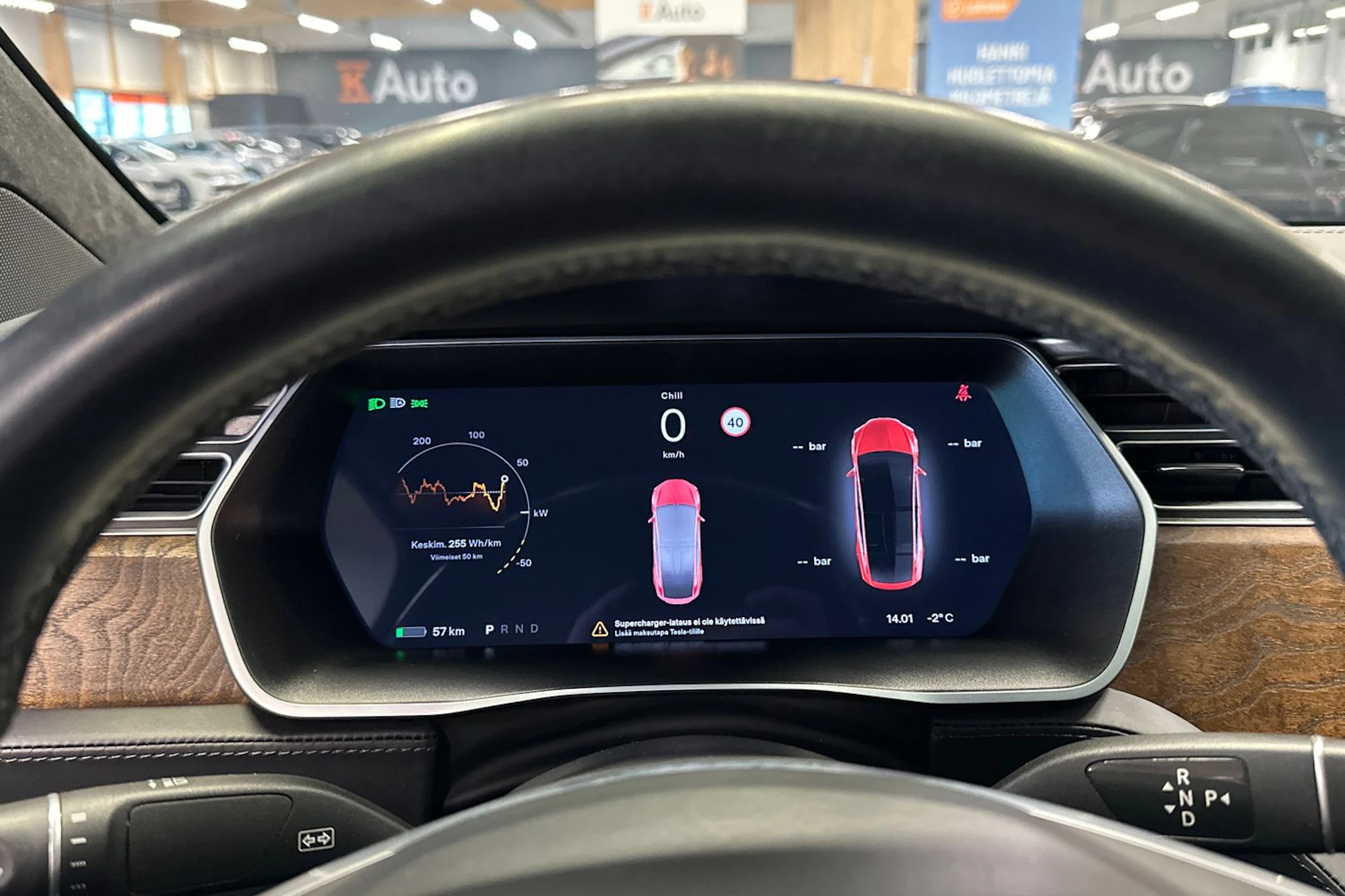 punainen Tesla Model X 2017 kuva 28.