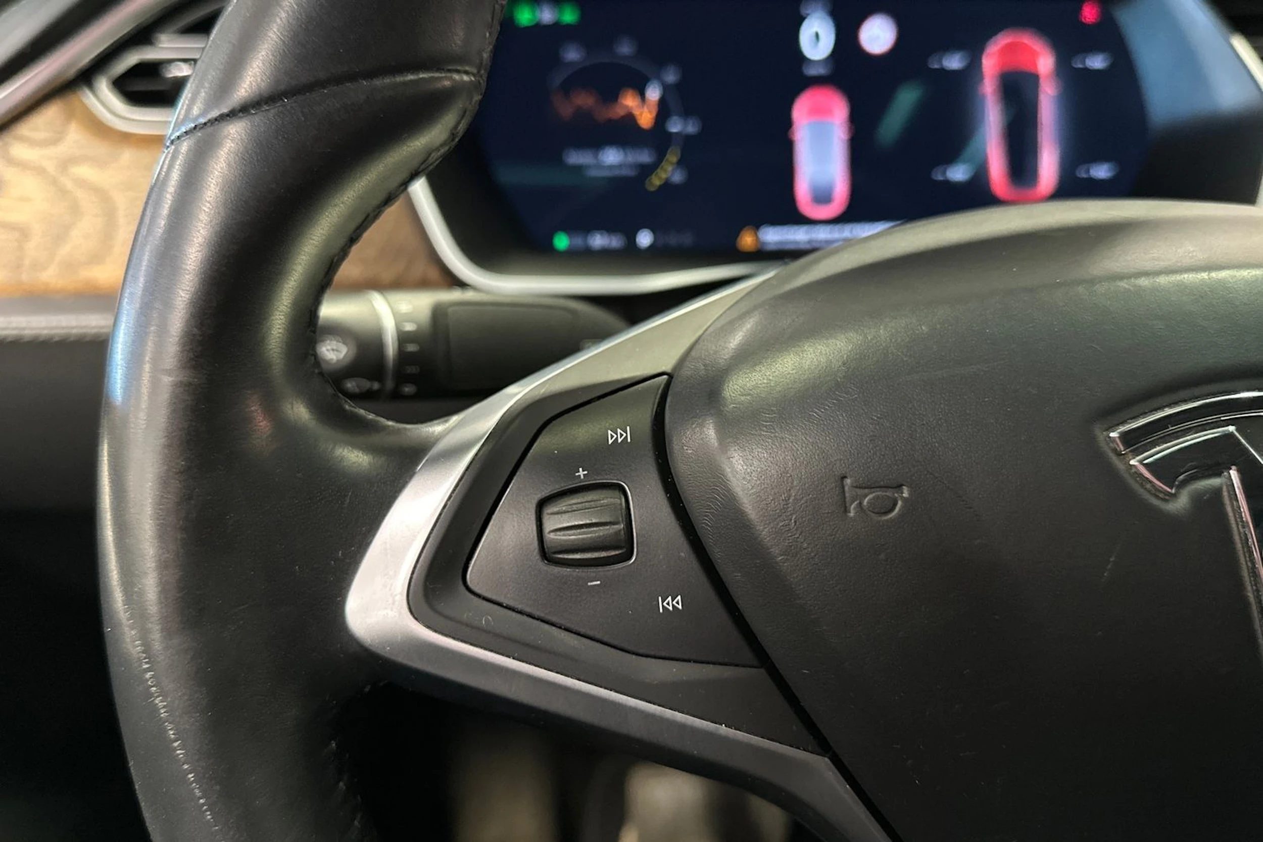 punainen Tesla Model X 2017 kuva 29.