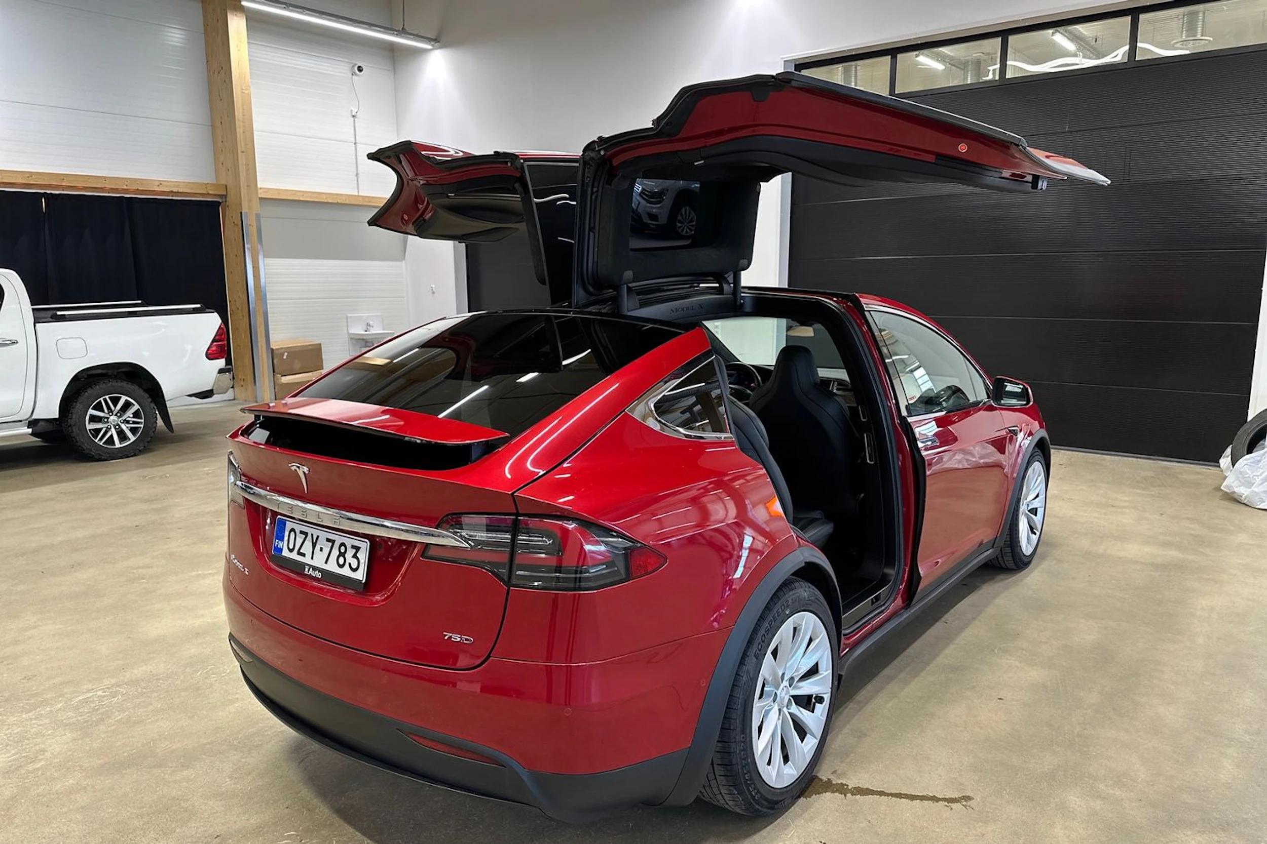 punainen Tesla Model X 2017 kuva 33.