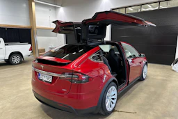 punainen Tesla Model X 2017 kuva 33.