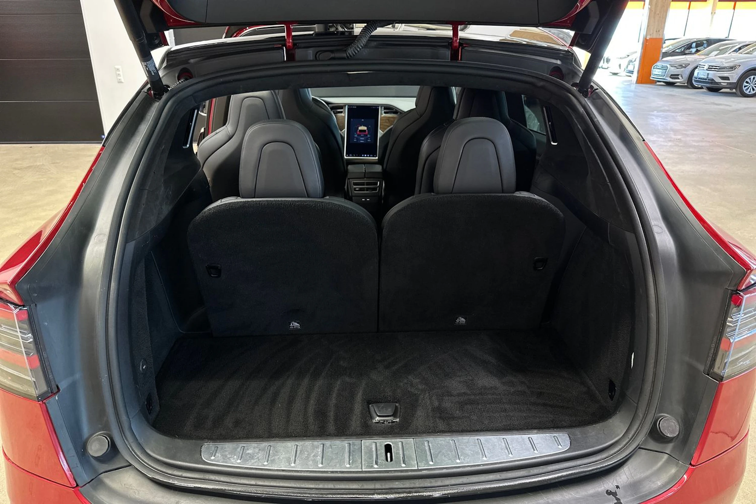 punainen Tesla Model X 2017 kuva 34.