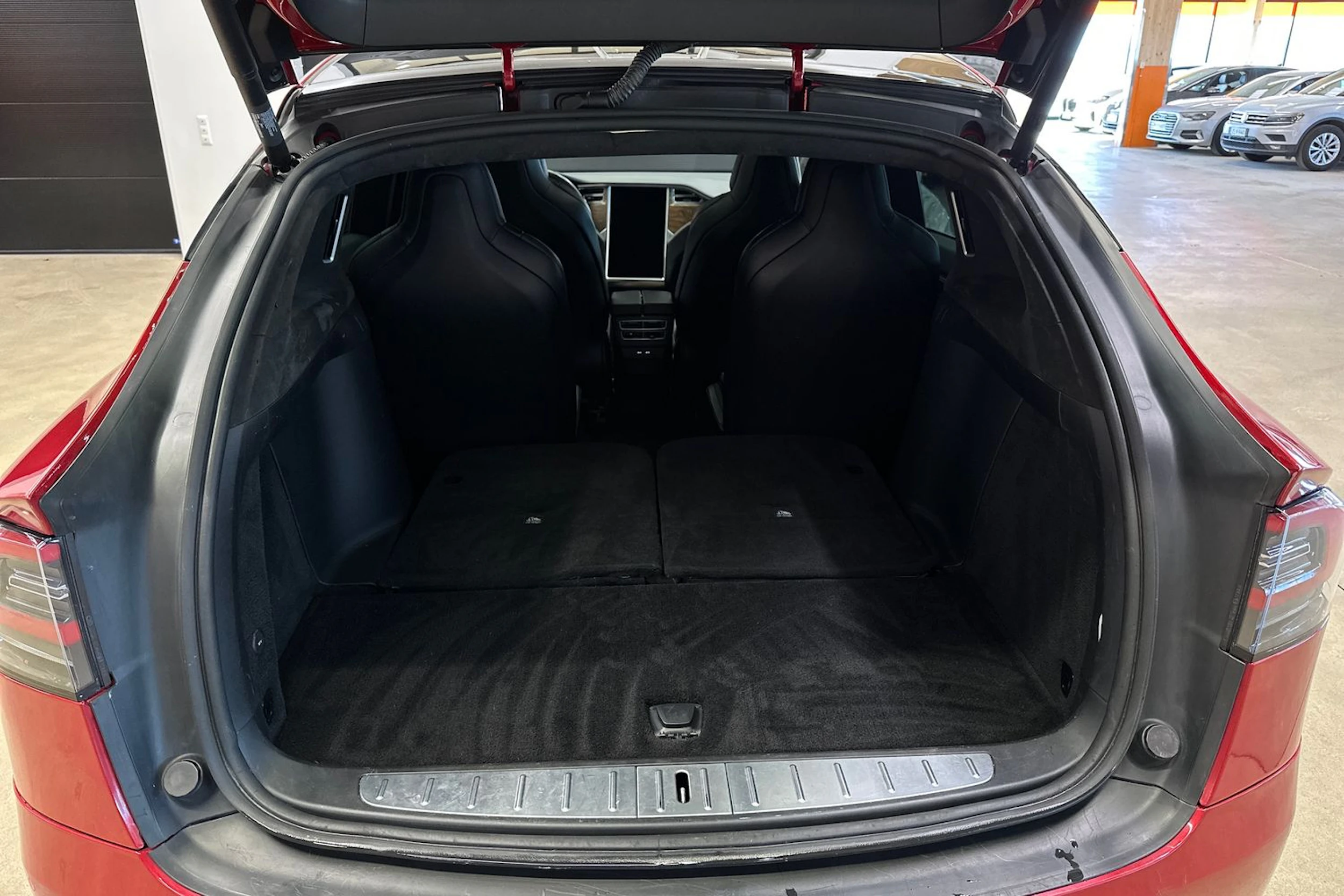 punainen Tesla Model X 2017 kuva 35.