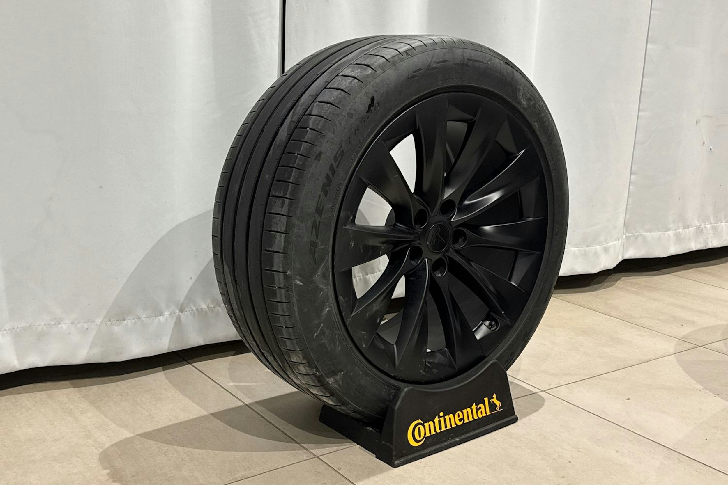 musta Tesla Model X 2018 kuva 14.