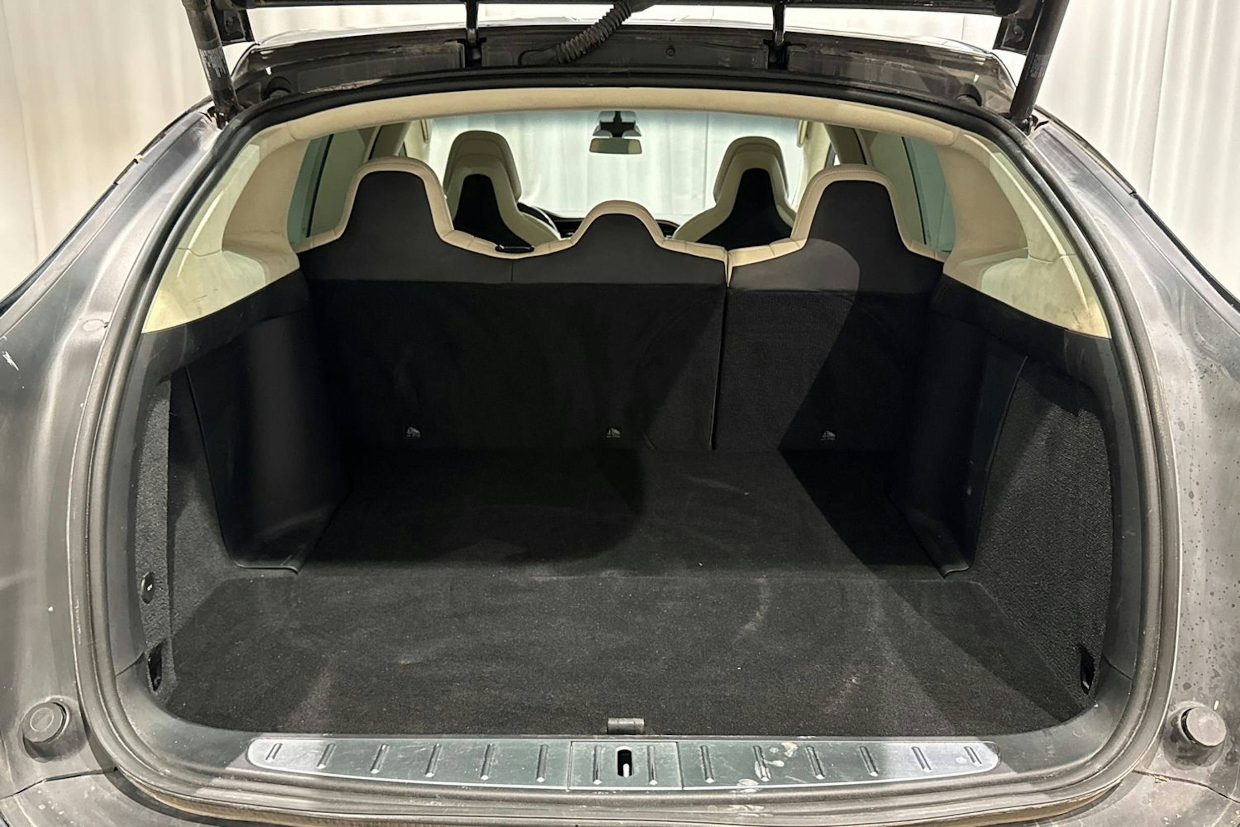 musta Tesla Model X 2018 kuva 15.