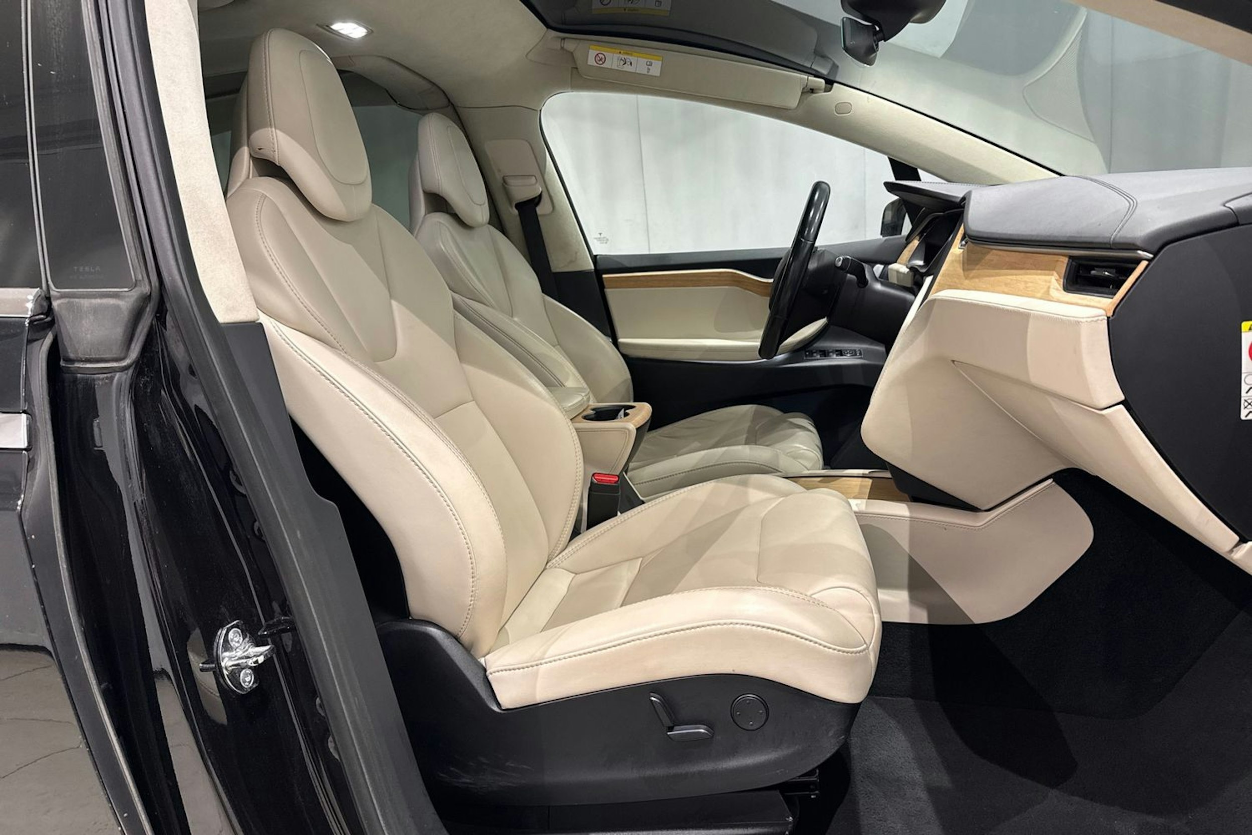 musta Tesla Model X 2018 kuva 17.