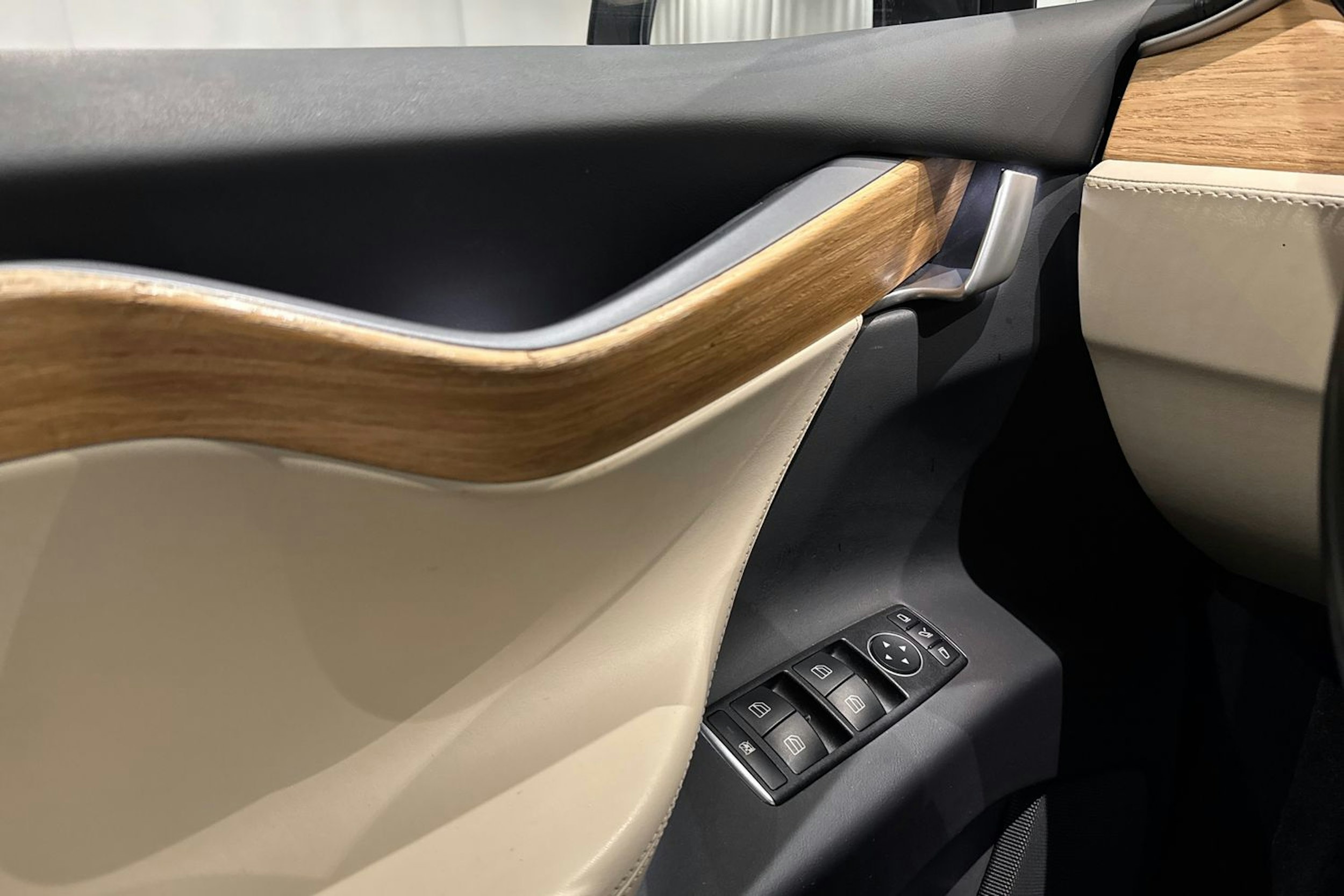 musta Tesla Model X 2018 kuva 22.