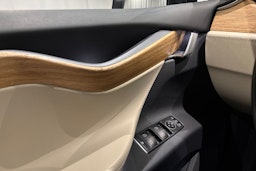 musta Tesla Model X 2018 kuva 22.