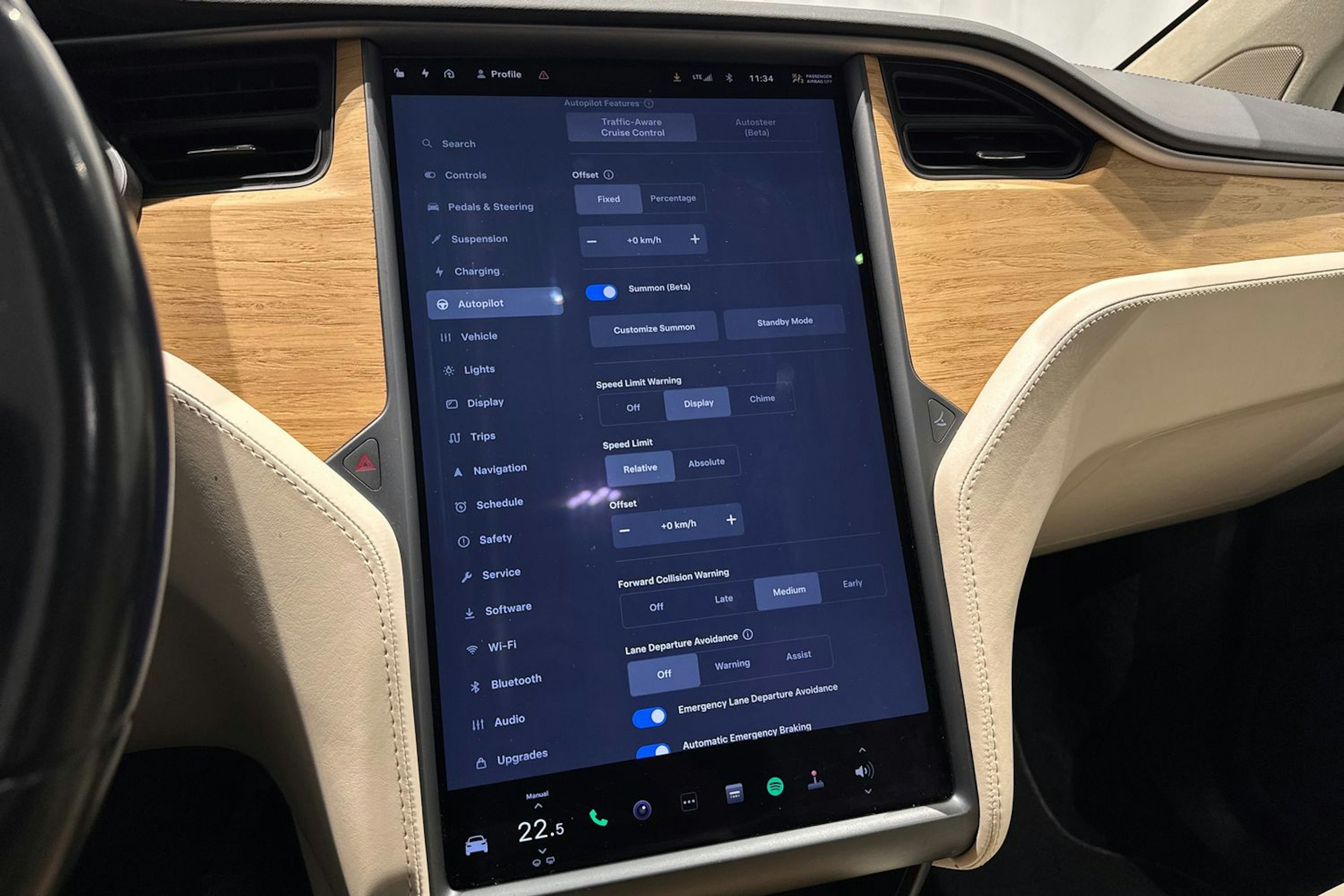 musta Tesla Model X 2018 kuva 29.