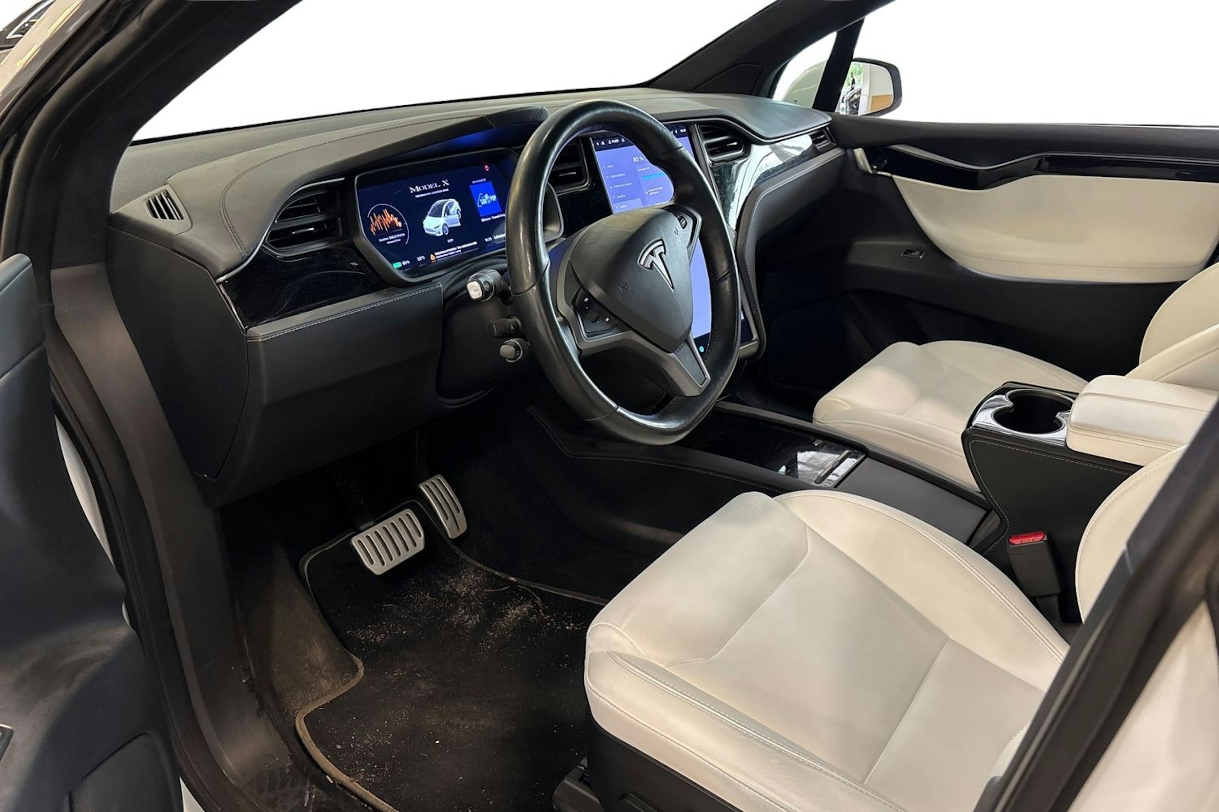 valkoinen Tesla Model X 2020 kuva 3.