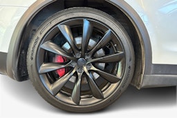 valkoinen Tesla Model X 2020 kuva 11.