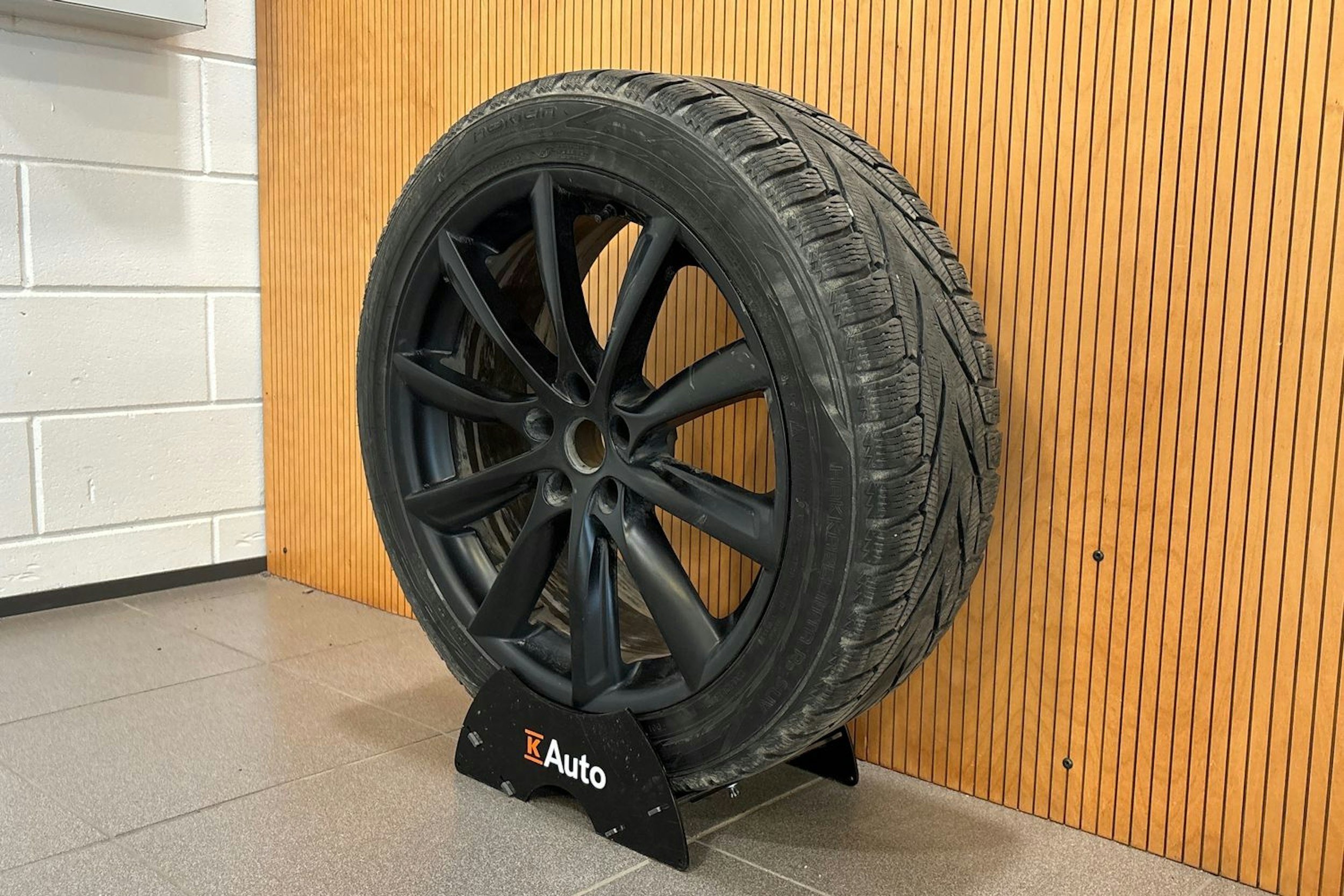 valkoinen Tesla Model X 2020 kuva 13.