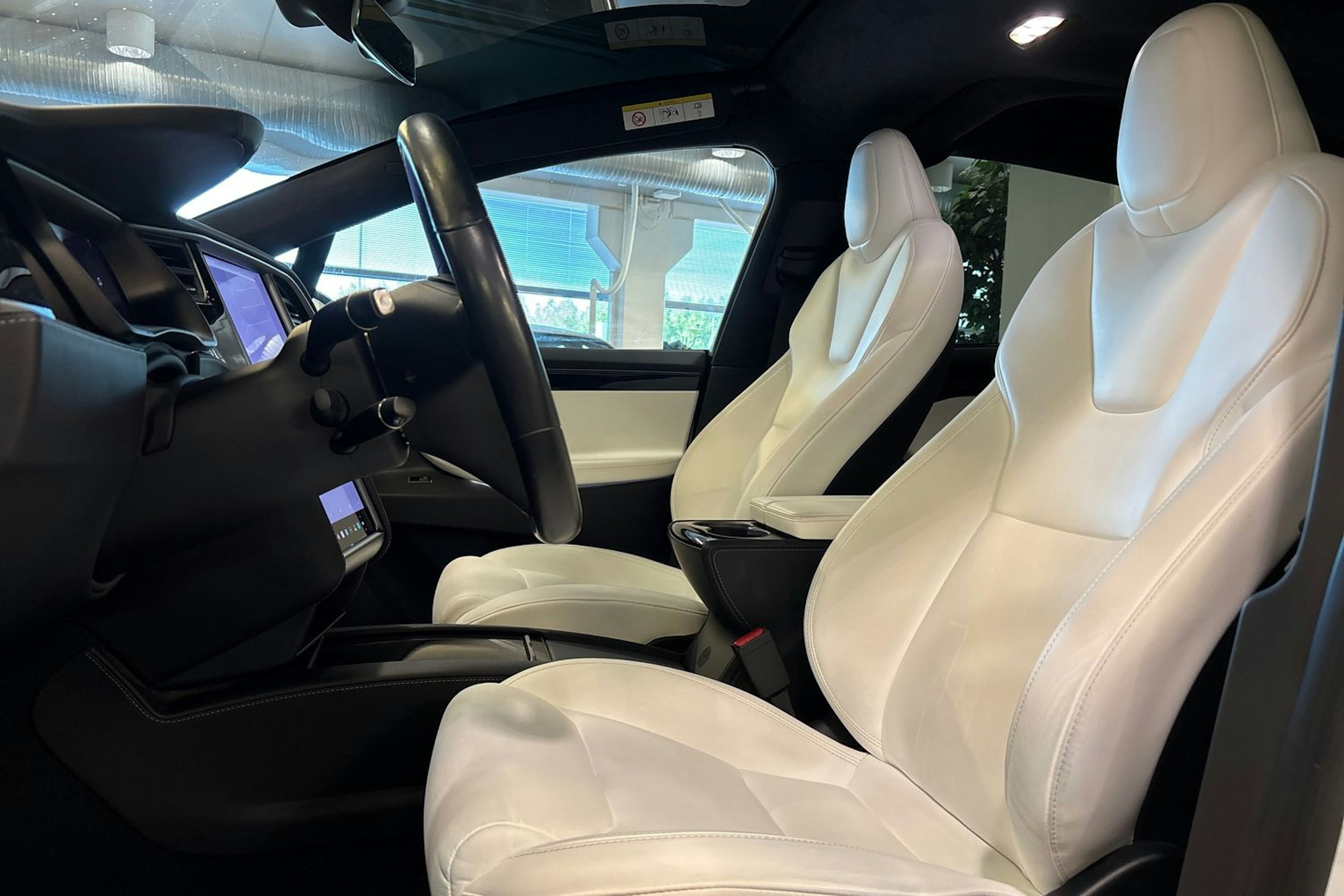 valkoinen Tesla Model X 2020 kuva 14.