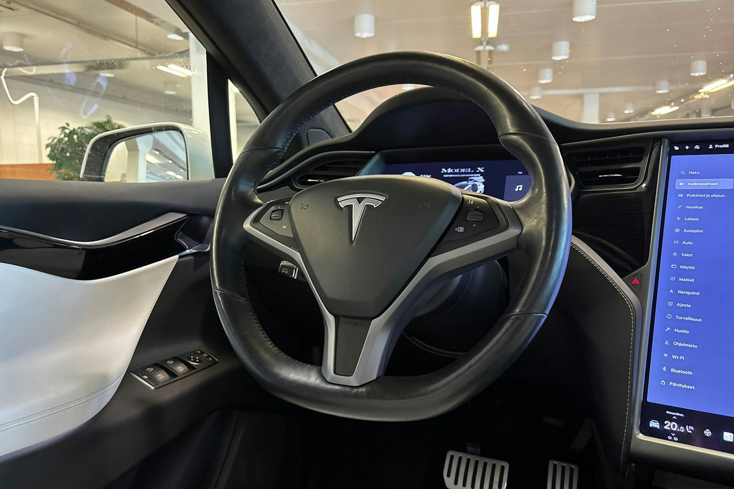 valkoinen Tesla Model X 2020 kuva 15.