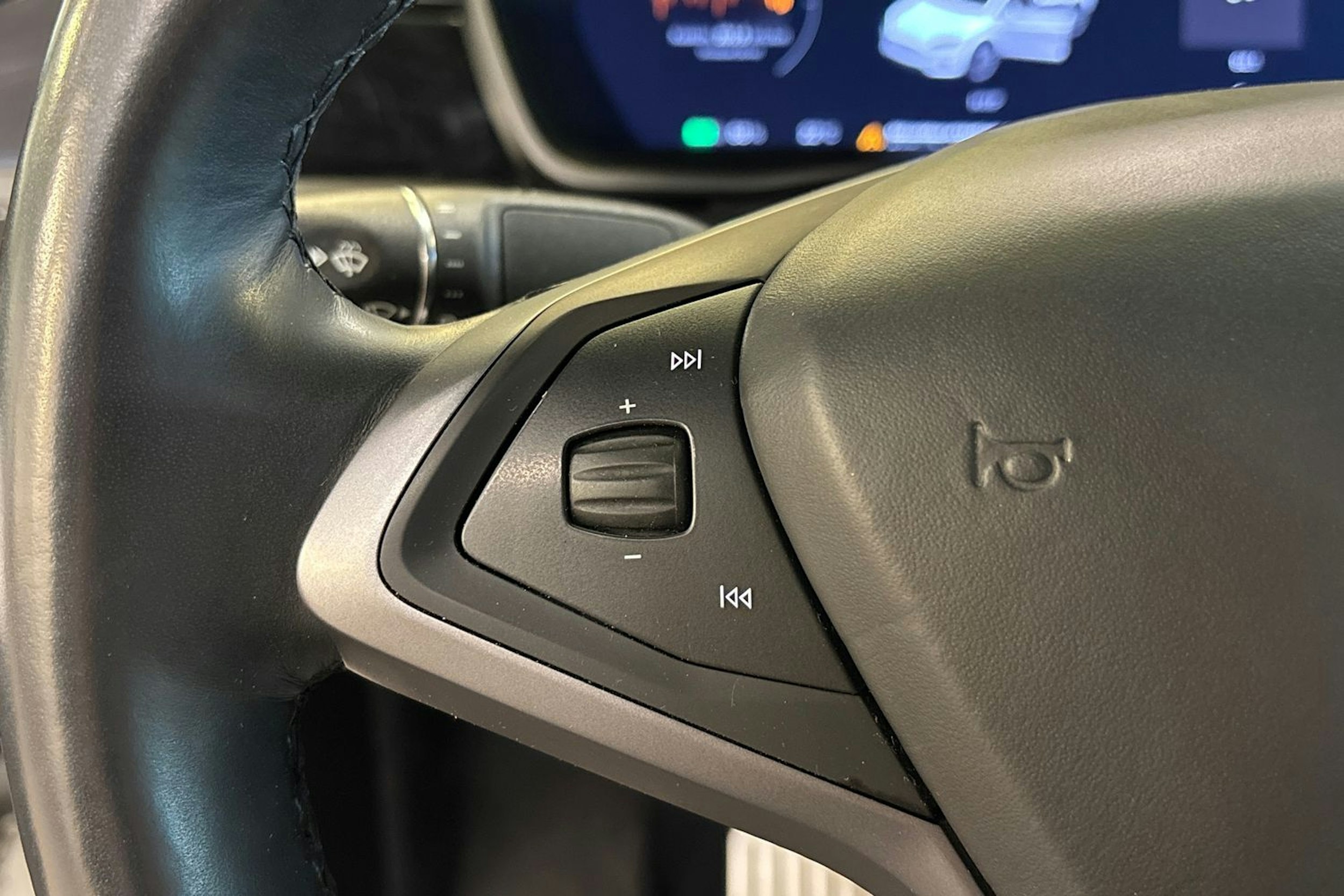 valkoinen Tesla Model X 2020 kuva 16.
