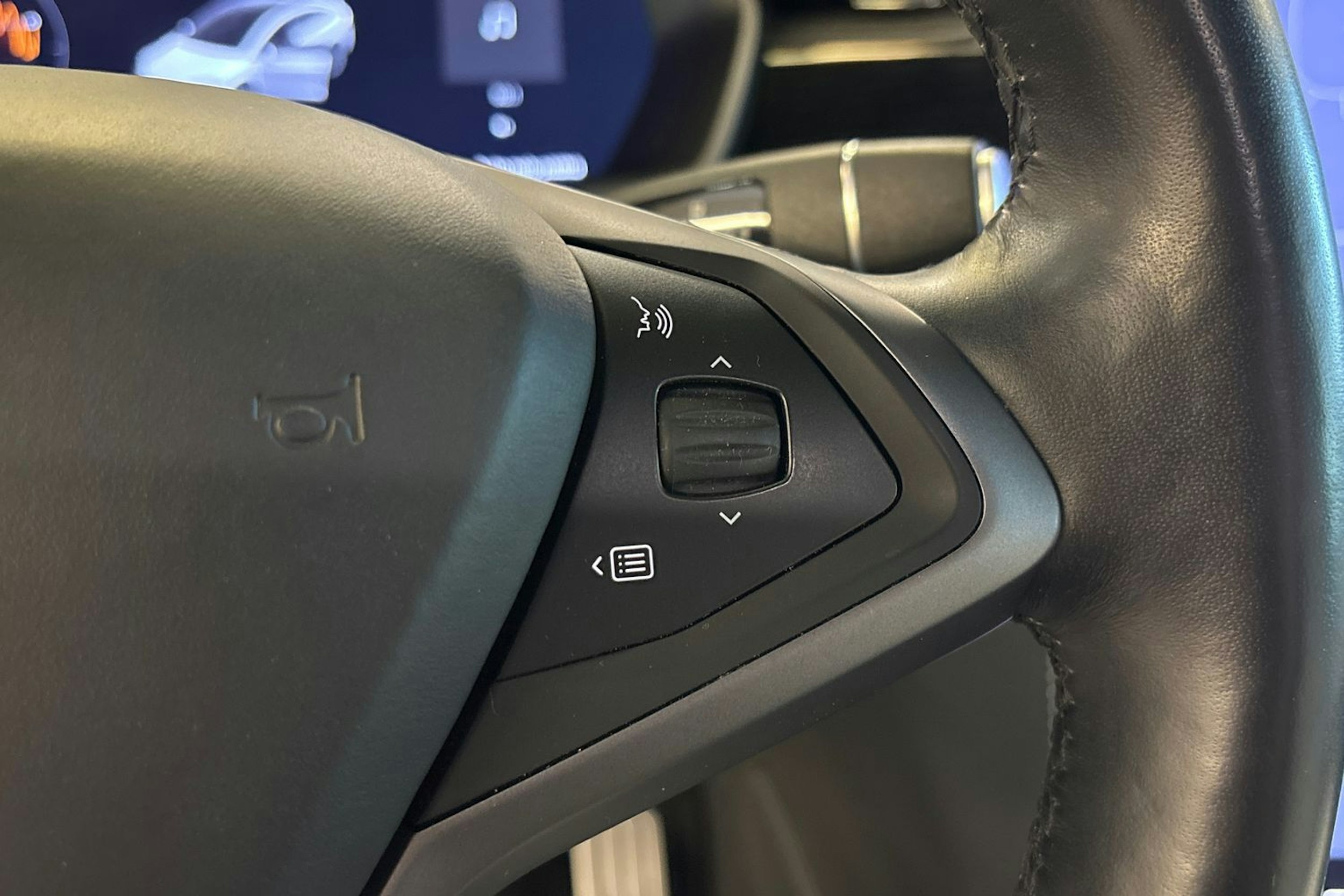 valkoinen Tesla Model X 2020 kuva 17.