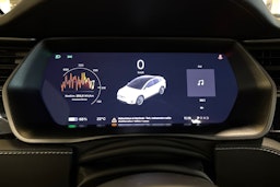 valkoinen Tesla Model X 2020 kuva 18.