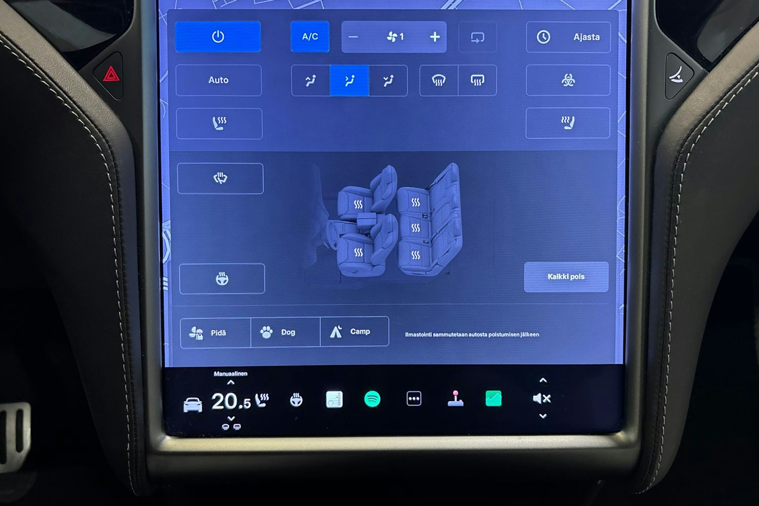 valkoinen Tesla Model X 2020 kuva 22.