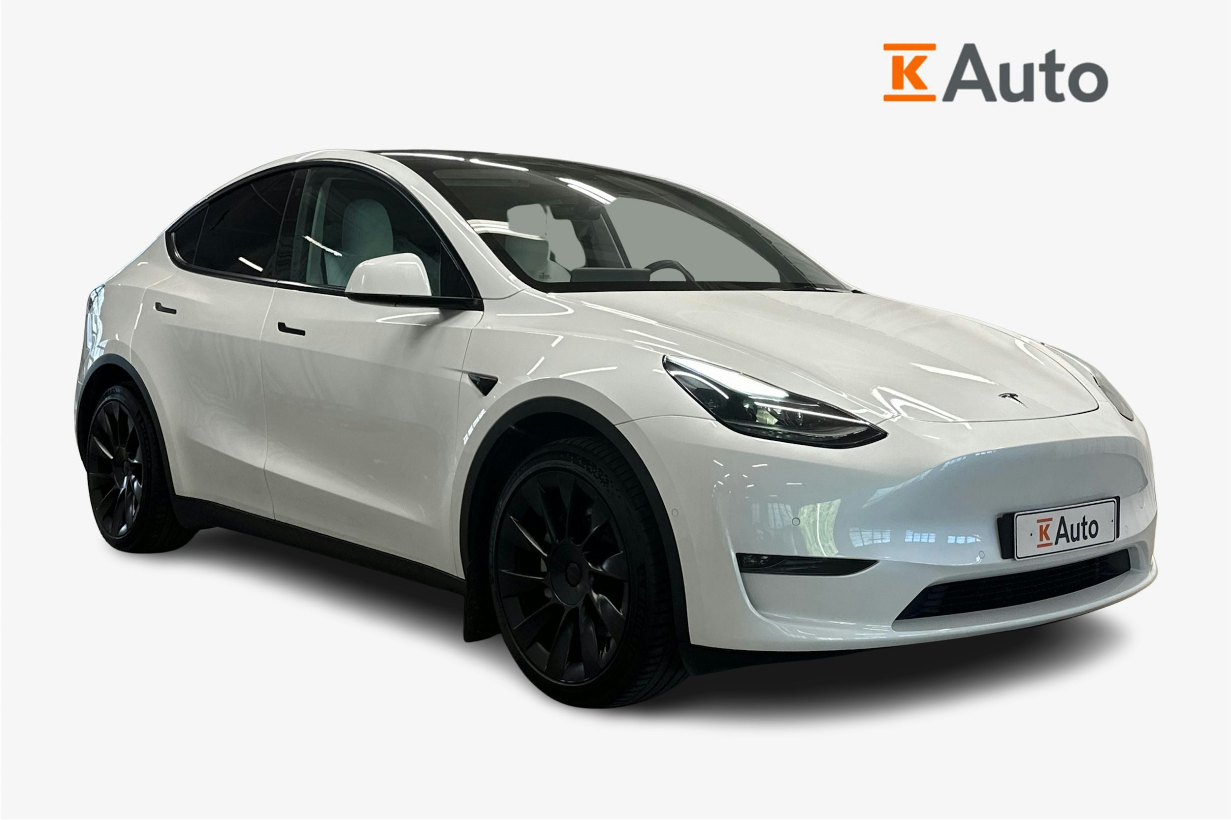 valkoinen Tesla Model Y 2021 kuva 1.