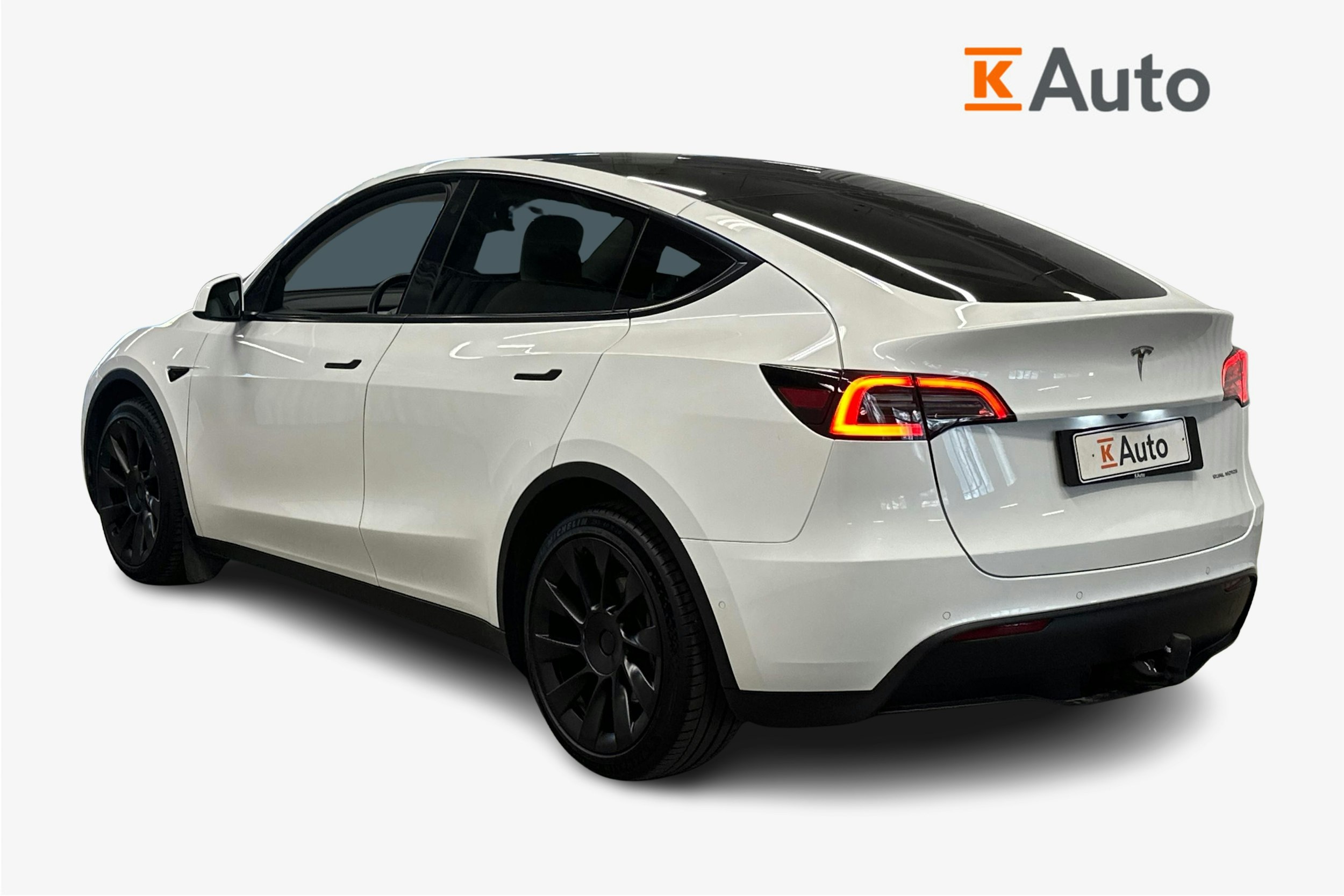 valkoinen Tesla Model Y 2021 kuva 2.