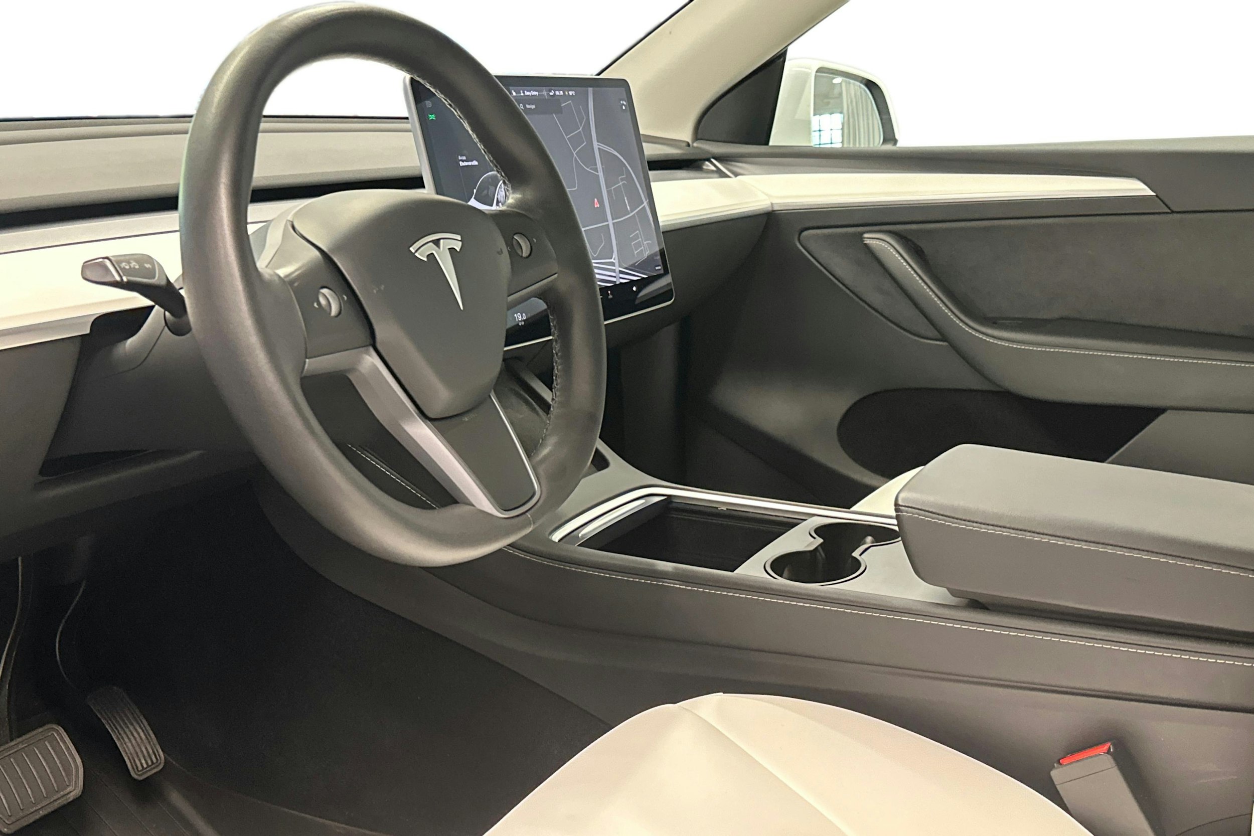 valkoinen Tesla Model Y 2021 kuva 3.