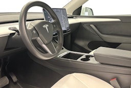 valkoinen Tesla Model Y 2021 kuva 3.