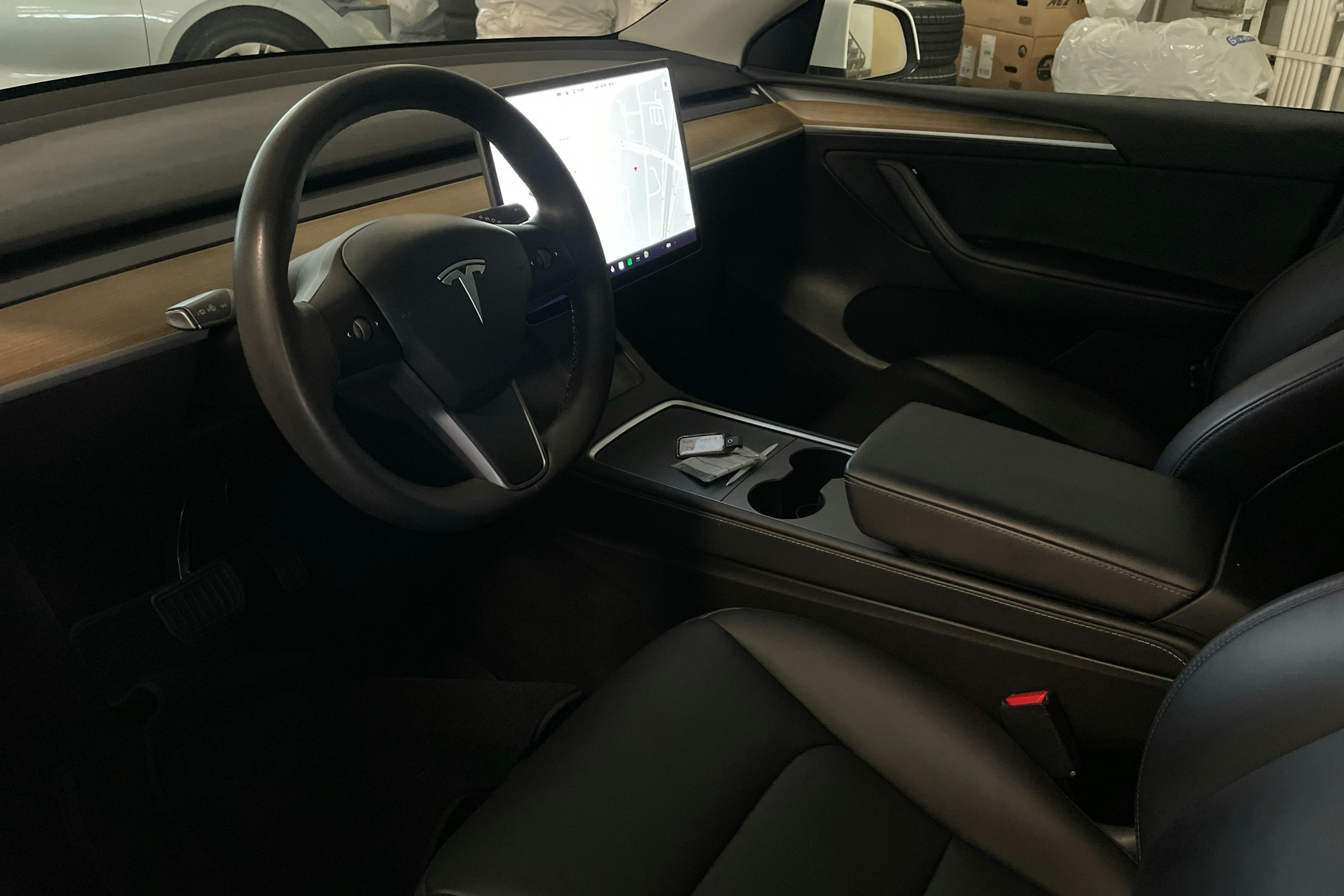 valkoinen Tesla Model Y 2021 kuva 3.