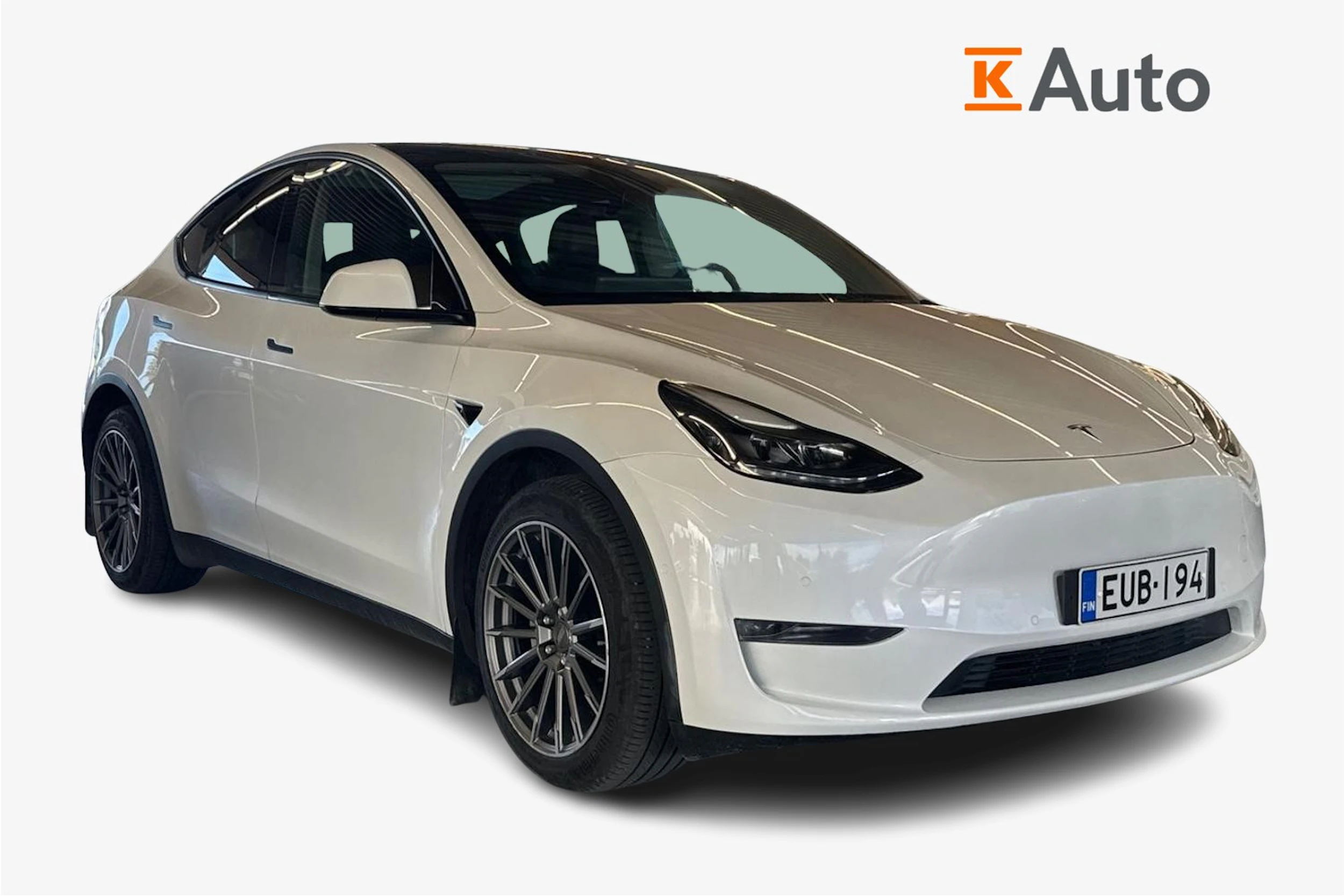valkoinen Tesla Model Y 2021 kuva 1.