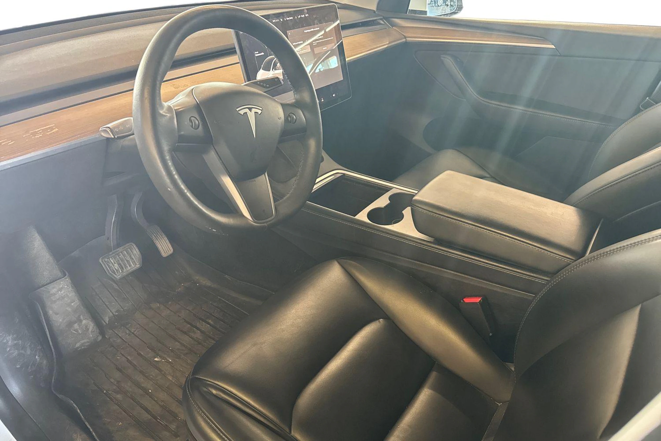 valkoinen Tesla Model Y 2021 kuva 3.