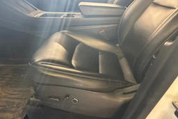 valkoinen Tesla Model Y 2021 kuva 4.